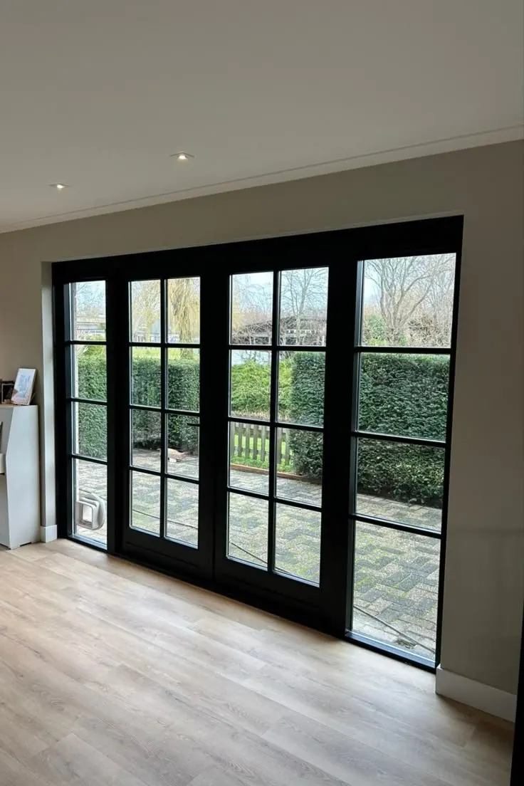 Portes-fenêtres en aluminium noir avec croisillons