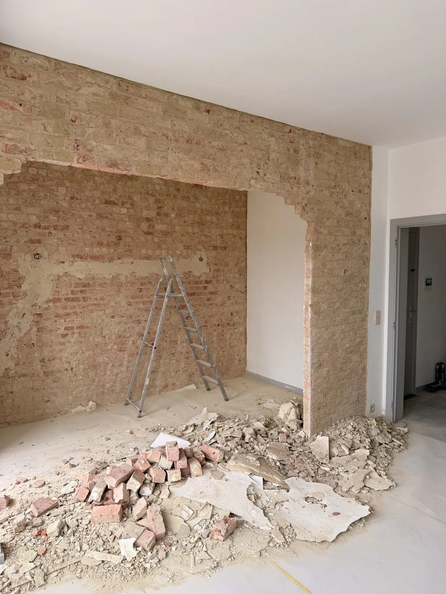 Mur ouvert pendant une rénovation complète à Evere