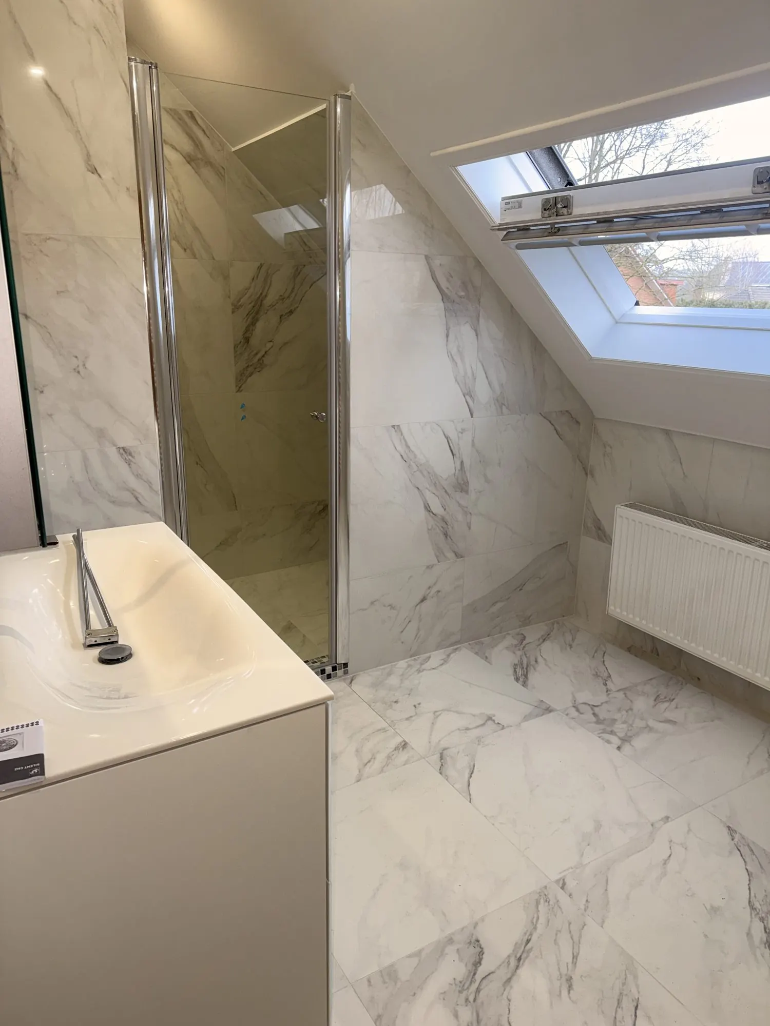 Badkamer onder het dak na renovatie door PA Rénovation